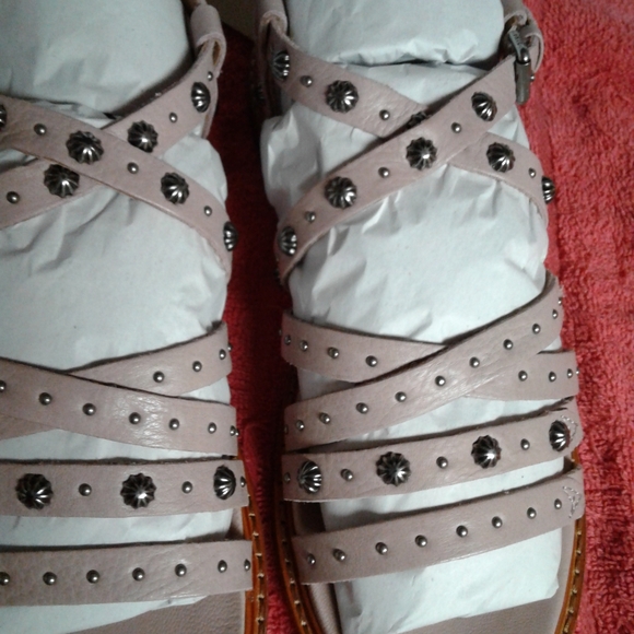 Nice pair of strappy frye sandals size 8.5 - Picture 1 of 7